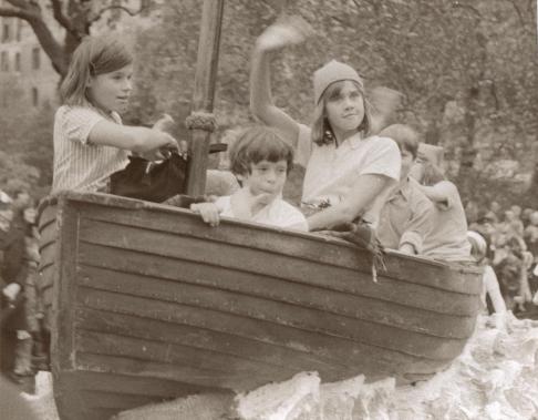 Suzanna Hamilton, Stephen Grendon, Leslie Bennett, Simon West and Kit Seymour sailing the streets of London in 'Swallow'