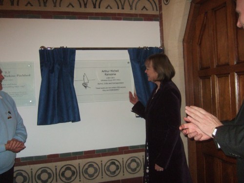 Unveiling the Arthur Ransome plaque at Rugby School