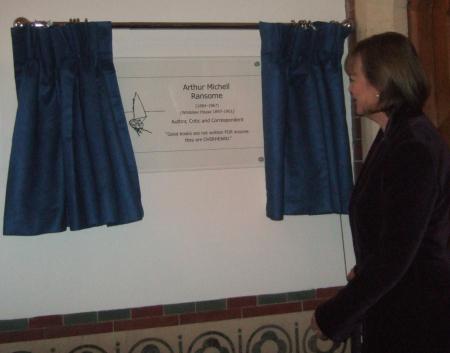 Sophie Neville unveiling a plaque to commemorate Arthur Ransome at Rugby School