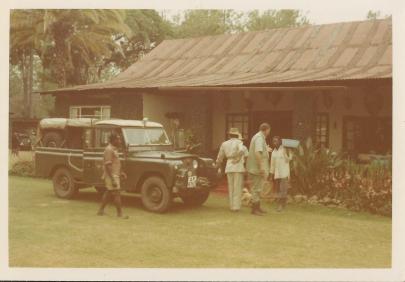 landrover-outside-farmhouse