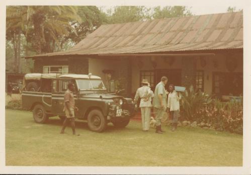 landrover-outside-farmhouse